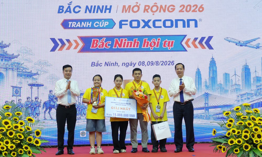 C&aacute;c đồng ch&iacute;: Nguyễn Quyết Chiến, Nghi&ecirc;m Xu&acirc;n Hưởng trao giải Nhất bảng 01 cho đội TQ (Trường trung học cơ sở Dĩnh Kế, Tiểu học L&ecirc; Hồng Phong, tỉnh Bắc Ninh).