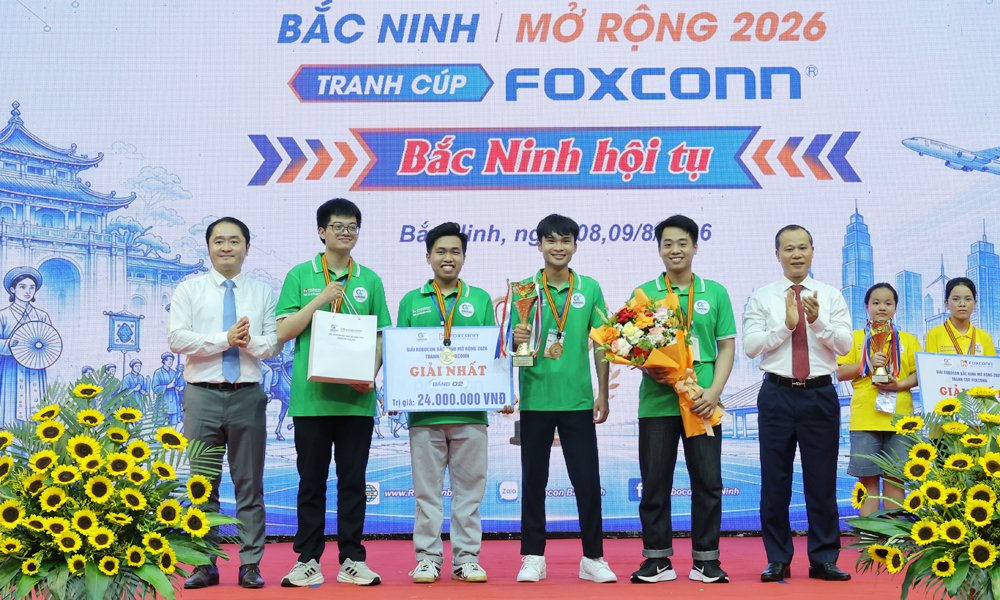 Đồng ch&iacute; Mai Sơn v&agrave; đại diện nh&agrave; t&agrave;i trợ trao giải Nhất bảng 02 cho đội Phenikaa xsmax (Đại học Phenikaa, th&agrave;nh phố H&agrave; Nội). Ảnh: baobacninhtv.vn
