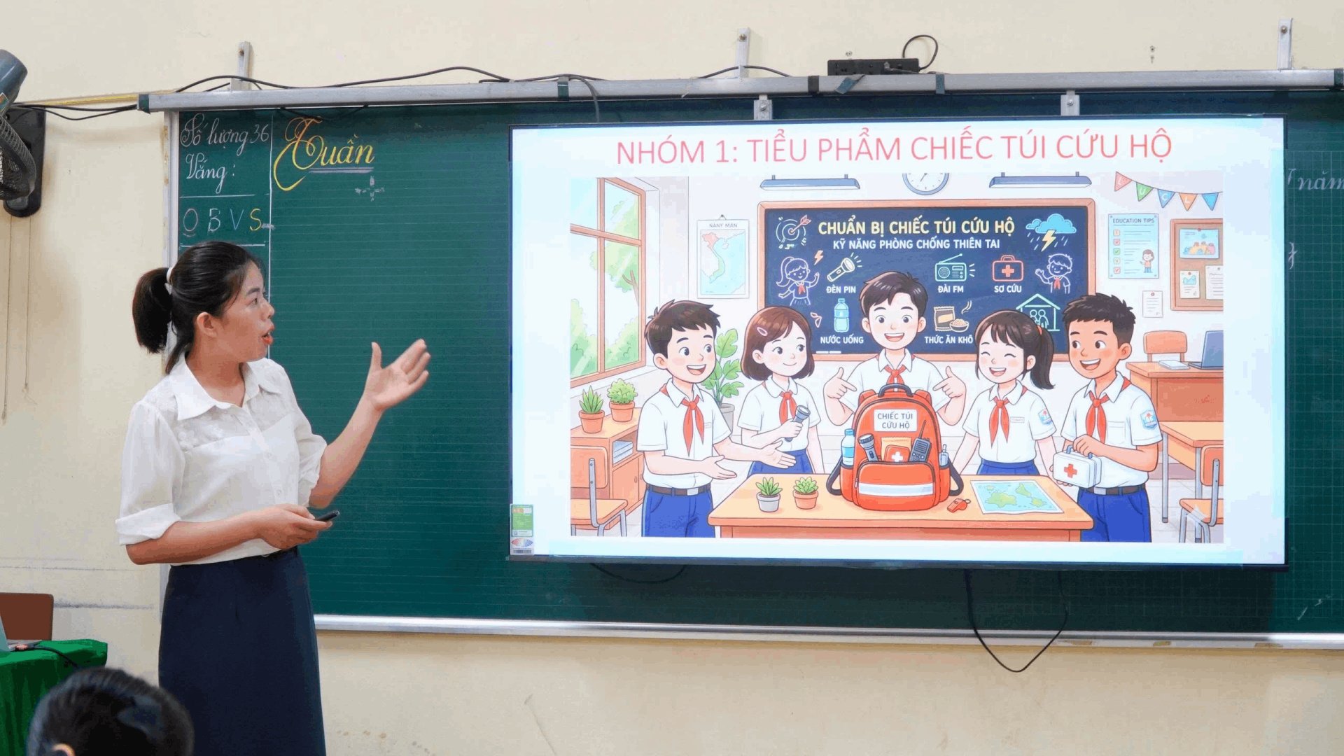 Thí sinh thuyết trình bài thi. Thí sinh thuyết trình bài thi.