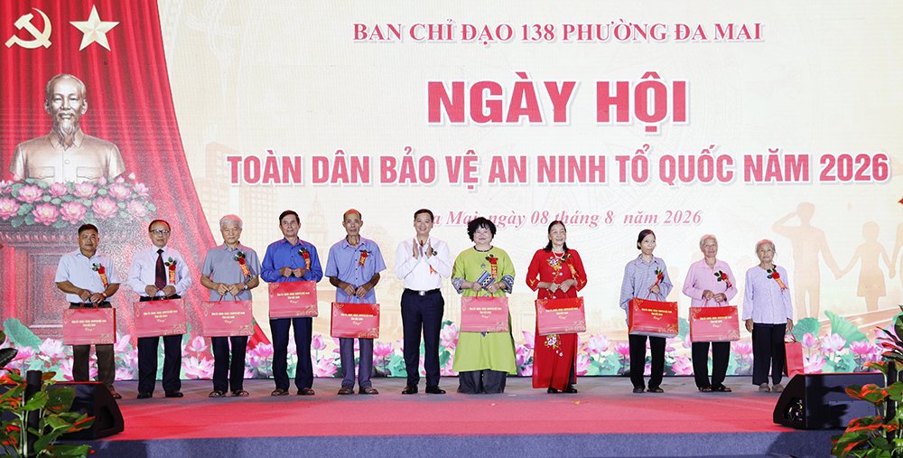 Đồng chí Nguyễn Việt Oanh trao quà cho các cá nhân có thành tích, đóng góp cho phong trào toàn dân bảo vệ an ninh Tổ quốc. Đồng chí Nguyễn Việt Oanh trao quà cho các cá nhân có thành tích, đóng góp cho phong trào toàn dân bảo vệ an ninh Tổ quốc.