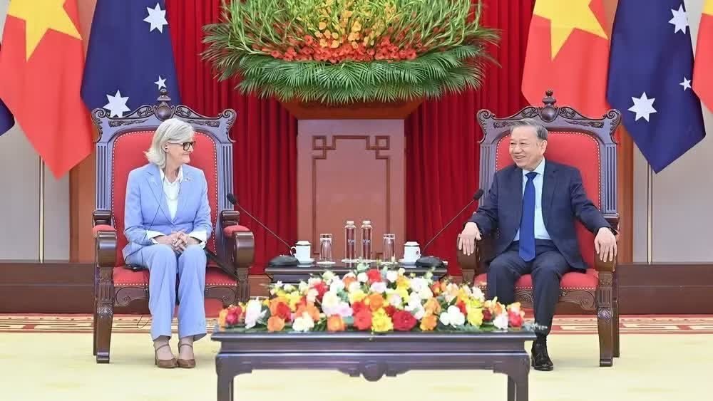Tổng B&iacute; thư T&ocirc; L&acirc;m tiếp To&agrave;n quyền Australia Sam Mostyn trong chuyến thăm cấp Nh&agrave; nước tới Việt Nam từ ng&agrave;y 9-12/9/2025. (Ảnh: ĐĂNG KHOA)