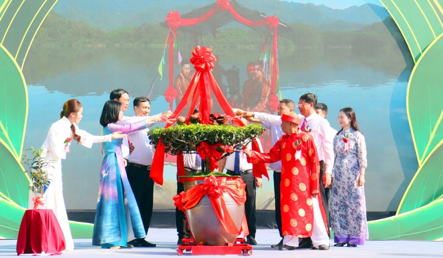 Nghi lễ &ldquo;Khởi sinh&rdquo; tưới nước cho c&acirc;y ch&egrave;