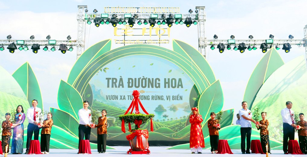 Trao c&acirc;y ch&egrave; giống cho thế hệ trẻ tại lễ khai mạc