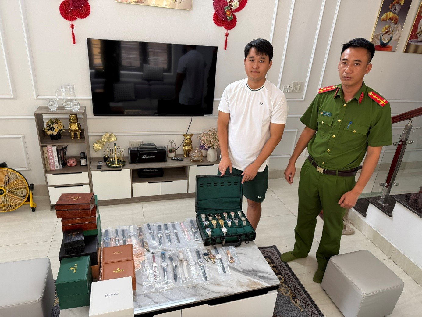 Vũ Văn Đạt và số tang vật bị thu giữ Vũ Văn Đạt và số tang vật bị thu giữ