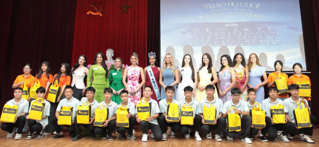Đại diện Ban Tổ chức, các thí sinh Miss World 2026 và đại diện lãnh đạo sở, ngành trao quà tặng cho các em nhỏ tại Trung tâm Trợ giúp xã hội tỉnh Quảng Ninh Đại diện Ban Tổ chức, các thí sinh Miss World 2026 và đại diện lãnh đạo sở, ngành trao quà tặng cho các em nhỏ tại Trung tâm Trợ giúp xã hội tỉnh Quảng Ninh