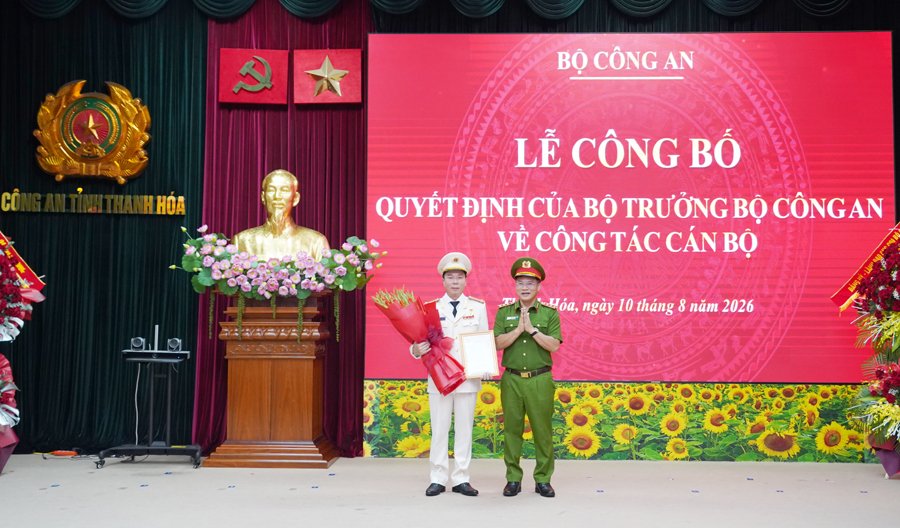 Thượng tướng Nguyễn Văn Long, Ủy viên Ban chấp hành Trung ương Đảng, Thứ trưởng Bộ Công an trao Quyết định cho đồng chí Đại tá Hoàng Quốc Việt. Thượng tướng Nguyễn Văn Long, Ủy viên Ban chấp hành Trung ương Đảng, Thứ trưởng Bộ Công an trao Quyết định cho đồng chí Đại tá Hoàng Quốc Việt.