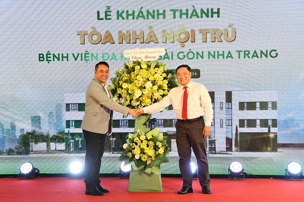 &Ocirc;ng Trịnh Ngọc Hiệp- Ph&oacute; Gi&aacute;m đốc sở Y tế Kh&aacute;nh H&ograve;a tặng hoa cho đại diện Bệnh việ S&agrave;i G&ograve;n Nha Trang