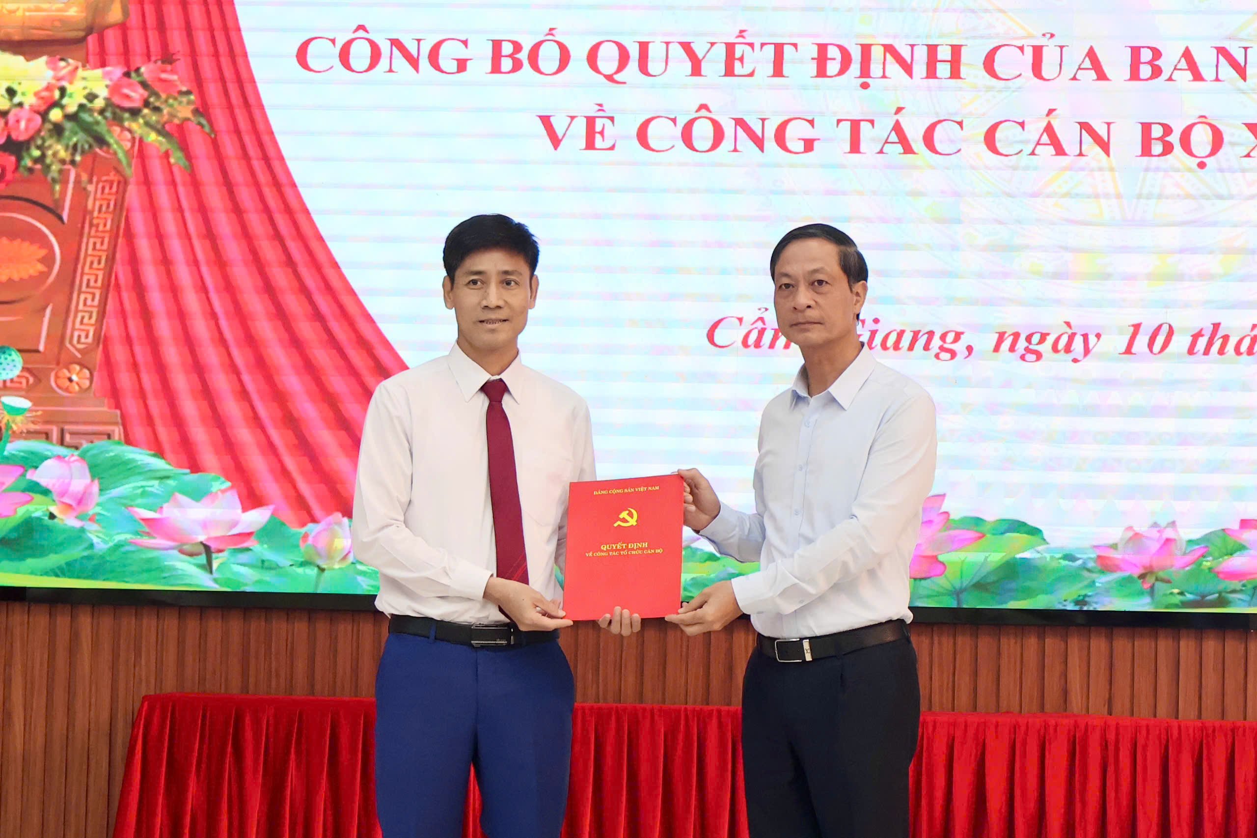 Đồng ch&iacute; Đỗ Mạnh Hiến, Ph&oacute; B&iacute; thư Thường trực Th&agrave;nh ủy trao quyết định điều động, chỉ định tham gia Ban Chấp h&agrave;nh, Ban Thường vụ Đảng ủy v&agrave; giữ chức vụ B&iacute; thư Đảng ủy x&atilde; Cẩm Giang, nhiệm kỳ 2025 - 2030 cho đồng ch&iacute; Phạm Văn Tuy&ecirc;n.