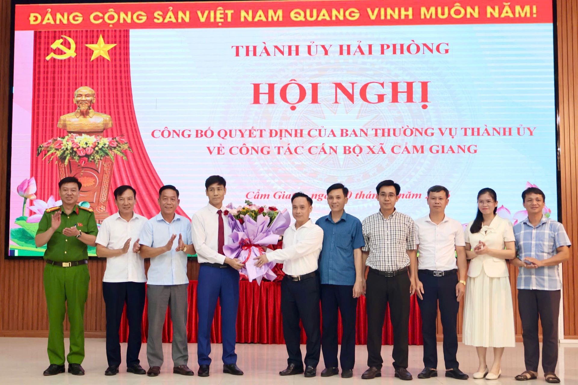 Thường trực Đảng ủy x&atilde; Cẩm Giang tặng hoa ch&uacute;c mừng t&acirc;n B&iacute; thư Đảng ủy x&atilde;.