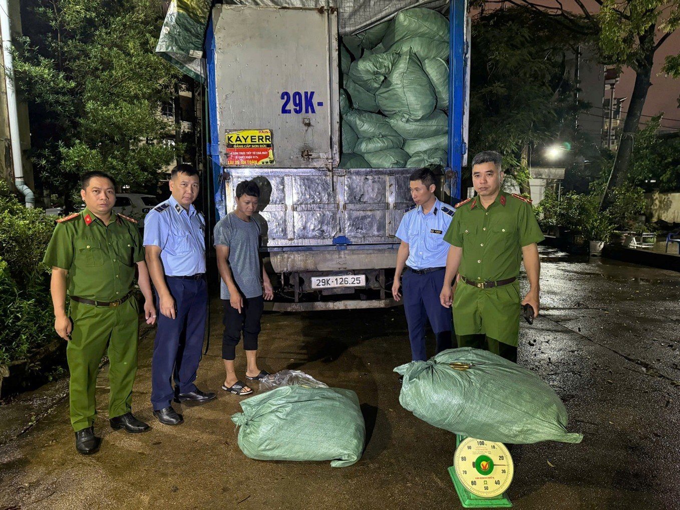 Hơn 8,7 tấn chân gà không rõ nguồn gốc bị thu giữ tại Quảng Ninh Hơn 8,7 tấn chân gà không rõ nguồn gốc bị thu giữ tại Quảng Ninh