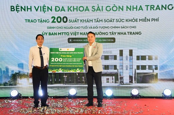 &Ocirc;ng Nguyễn Gia Bảo Quốc &ndash; Gi&aacute;m đốc Điều h&agrave;nh Bệnh viện Đa khoa S&agrave;i G&ograve;n Nha Trang triển khai chương tr&igrave;nh trao tặng 200 suất kh&aacute;m sức khỏe tầm so&aacute;t miễn ph&iacute; d&agrave;nh cho người cao tuổi v&agrave; c&aacute;c đối tượng ch&iacute;nh s&aacute;ch tr&ecirc;n địa b&agrave;n phường T&acirc;y Nha Trang