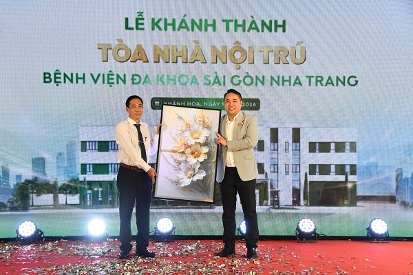 Chủ tịch UBMTTQVN phường T&acirc;y Nha Trang tặng hoa ch&uacute;c mừng Bệnh viện S&agrave;i G&ograve;n Nha Trang