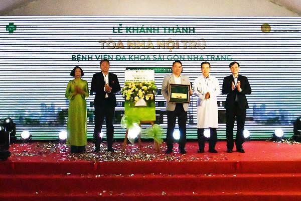 L&atilde;nh đạo Tập đo&agrave;n Y khao S&agrave;i G&ograve;n tặng hoa v&agrave; qu&agrave; lưu niệm cho Bệnh viện S&agrave;i G&ograve;n Nha Trang