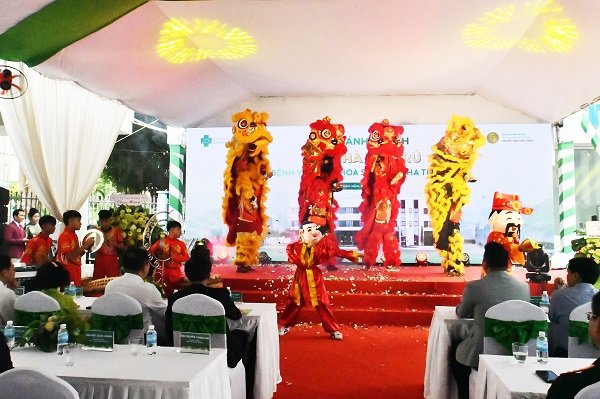Vũ điệu L&acirc;n Sư Rồng ch&uacute;c mừng th&agrave;nh c&ocirc;ng của buổi lễ