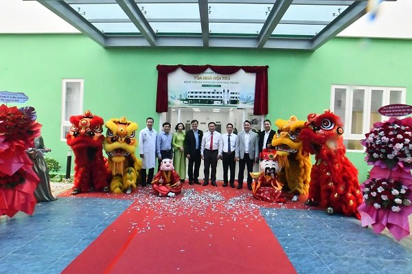 C&aacute;c vị l&atilde;nh đạo chụp ảnh lưu niệm sau khi mở băng khai trương T&ograve;a nh&agrave; Nội tr&uacute; mới