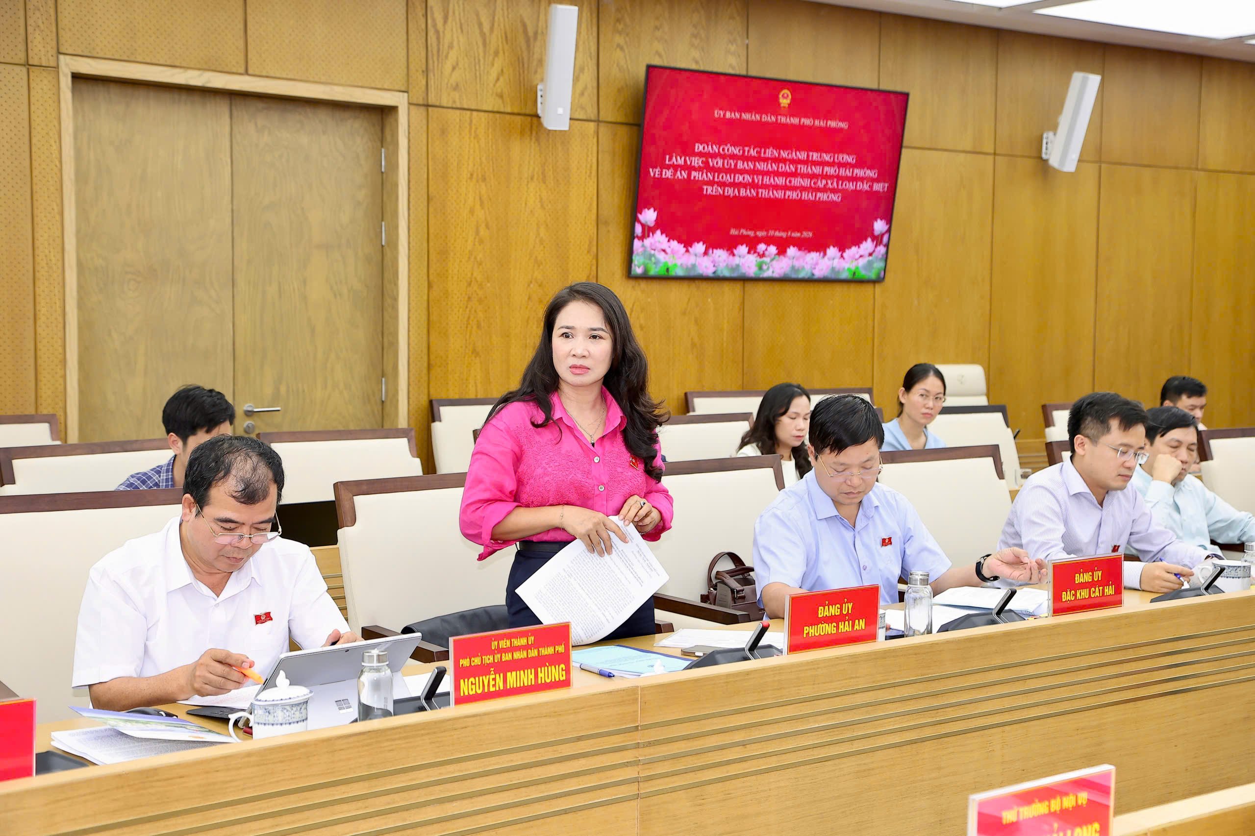 Bí thư Đảng ủy phường Hải An Nguyễn Thị Thu phát biểu tại Hội nghị. Bí thư Đảng ủy phường Hải An Nguyễn Thị Thu phát biểu tại Hội nghị.