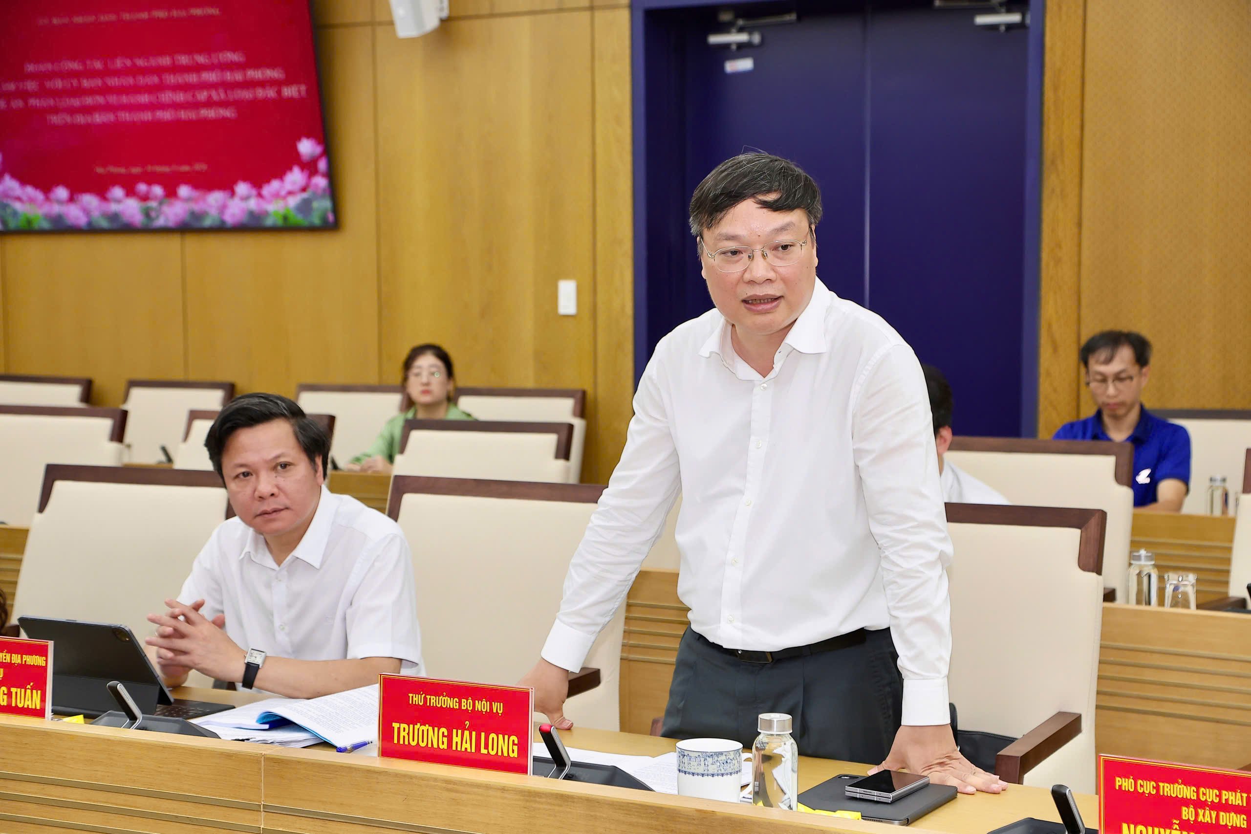 Thứ trưởng Bộ Nội vụ Trương Hải Long phát biểu chỉ đạo tại cuộc làm việc. Thứ trưởng Bộ Nội vụ Trương Hải Long phát biểu chỉ đạo tại cuộc làm việc.
