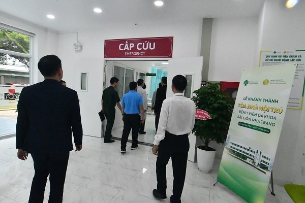 C&aacute;c vị l&atilde;nh đạo đi tham quan T&ograve;a nh&agrave; Nội tr&uacute; mới