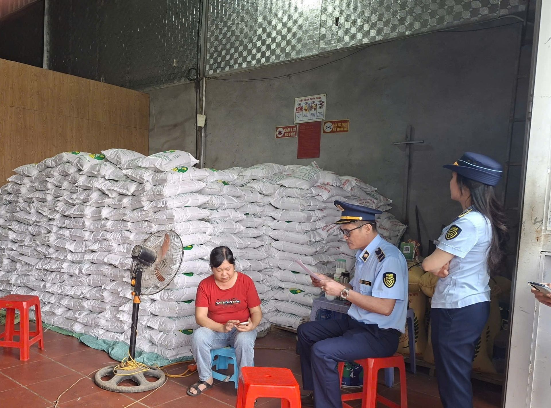 Lực lượng Quản l&yacute; thị trường tỉnh L&agrave;o Cai kiểm tra cơ sở kinh doanh