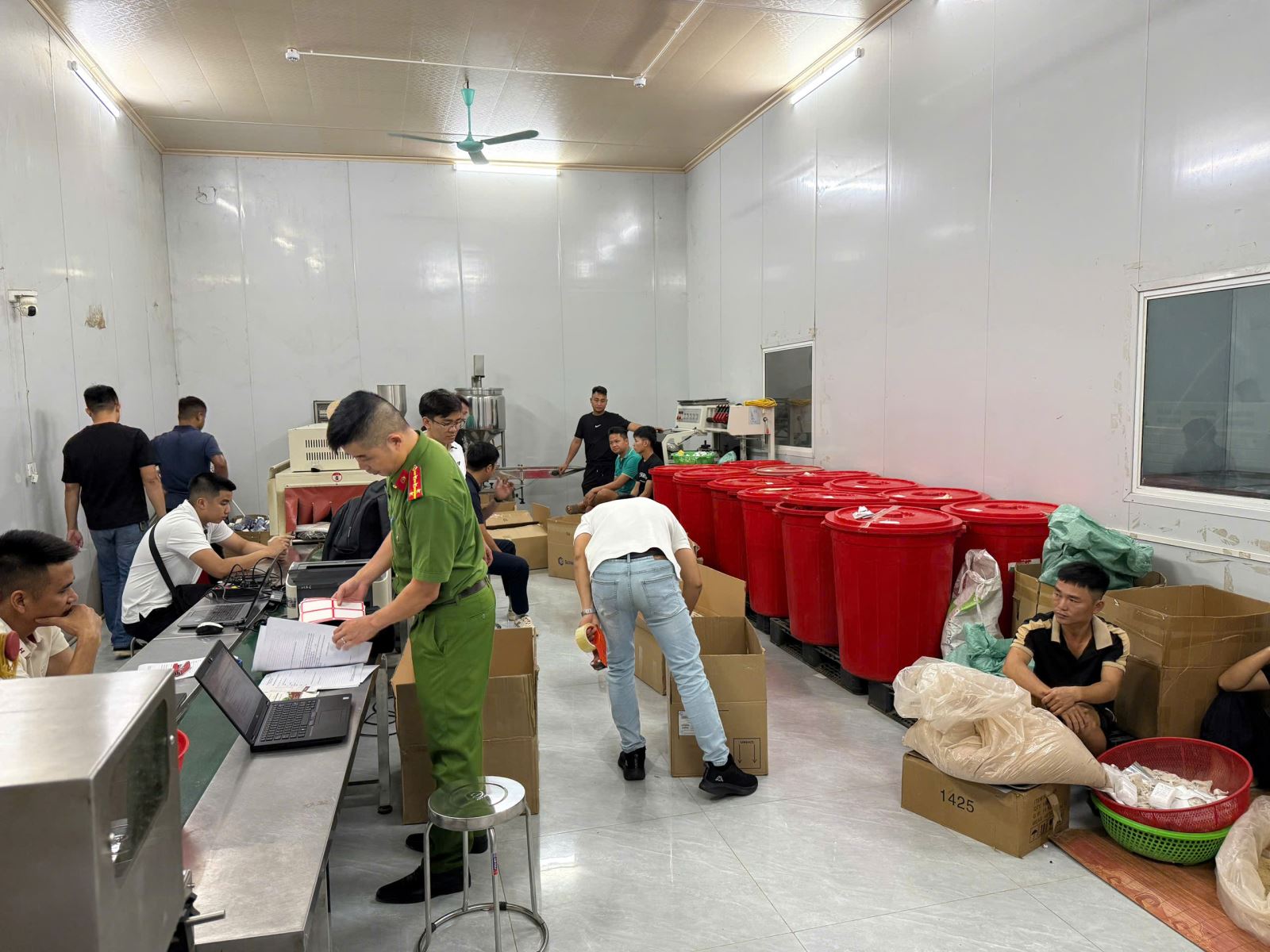 Lực lượng chức năng kh&aacute;m x&eacute;t cơ sở của c&aacute;c đối tượng