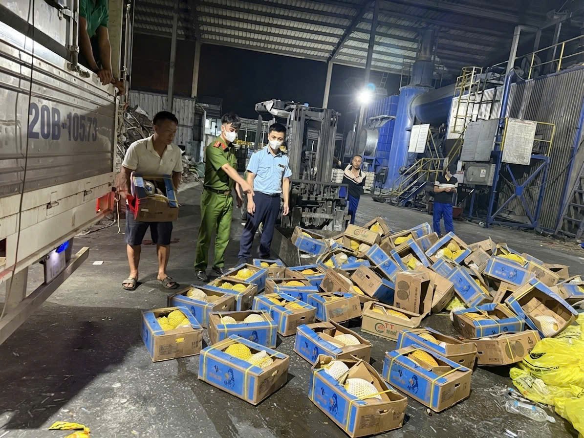 Lực lượng phối hợp tỉnh Thái Nguyên giám sát việc tiêu hủy hàng hóa vi phạm Lực lượng phối hợp tỉnh Thái Nguyên giám sát việc tiêu hủy hàng hóa vi phạm