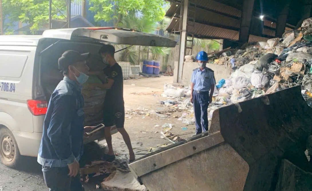 To&agrave;n bộ số ch&acirc;n g&agrave; vi phạm bị buộc ti&ecirc;u hủy dưới sự gi&aacute;m s&aacute;t của Đội Quản l&yacute; thị trường số 10. (Ảnh: B&aacute;o Hải Ph&ograve;ng)
