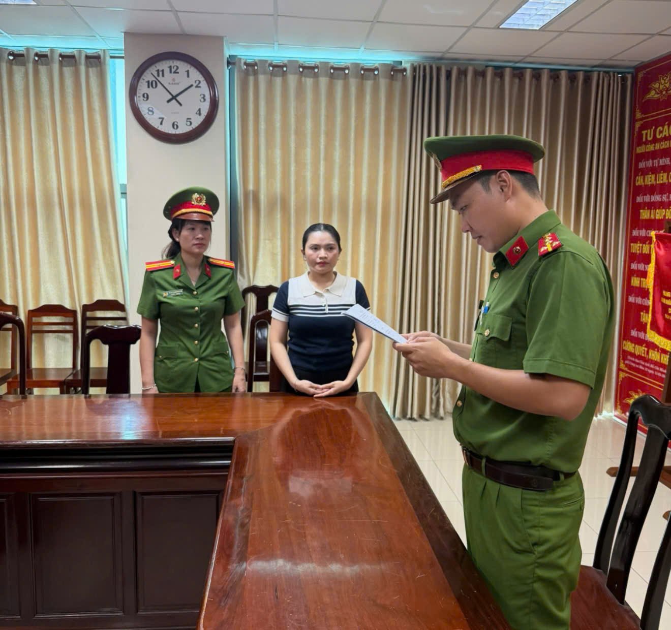 Tang vật gồm nhiều sản phẩm quần, &aacute;o may sẵn giả mạo nh&atilde;n hiệu được ph&aacute;t hiện tại Hộ kinh doanh Huỳnh Hạ Thi. (Ảnh: CACC)