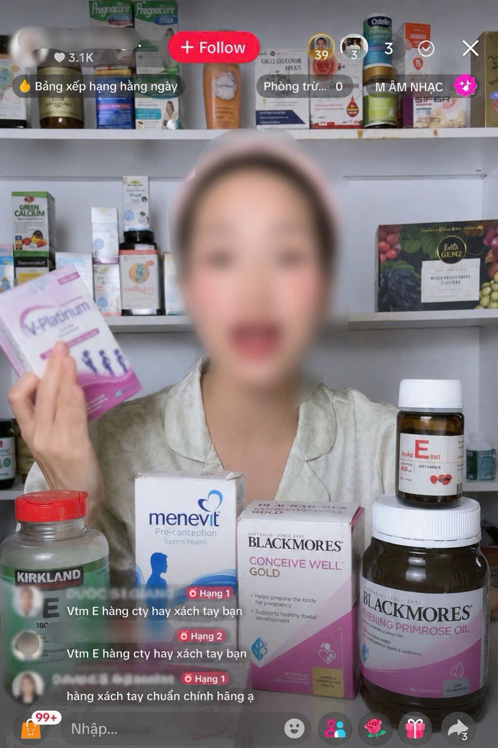Người xem đặt câu hỏi sản phẩm là “hàng công ty hay hàng xách tay” và được tài khoản của shop phản hồi “hàng xách tay chuẩn chính hãng”. (Ảnh chụp màn hình từ livestream) Người xem đặt câu hỏi sản phẩm là “hàng công ty hay hàng xách tay” và được tài khoản của shop phản hồi “hàng xách tay chuẩn chính hãng”. (Ảnh chụp màn hình từ livestream)