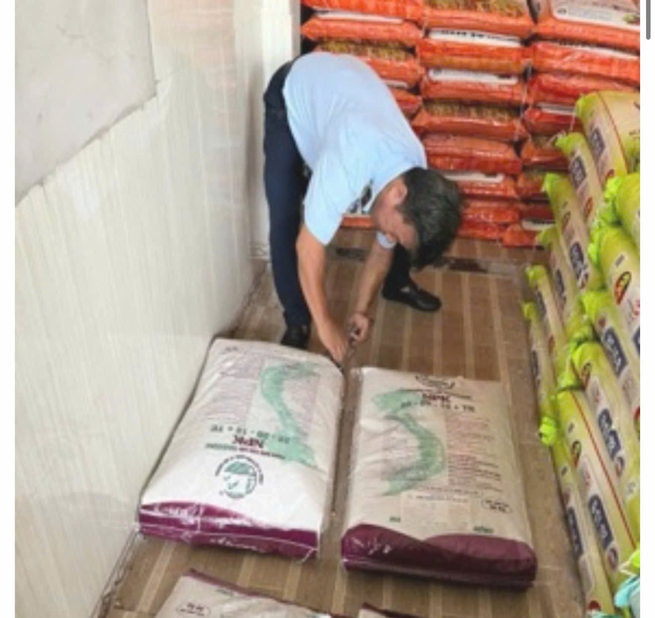 Lực lượng QLTT tỉnh An Giang kiểm tra các sản phẩm phân bón tại cơ sở kinh doanh. (Ảnh: QLTT tỉnh An Giang) Lực lượng QLTT tỉnh An Giang kiểm tra các sản phẩm phân bón tại cơ sở kinh doanh. (Ảnh: QLTT tỉnh An Giang)