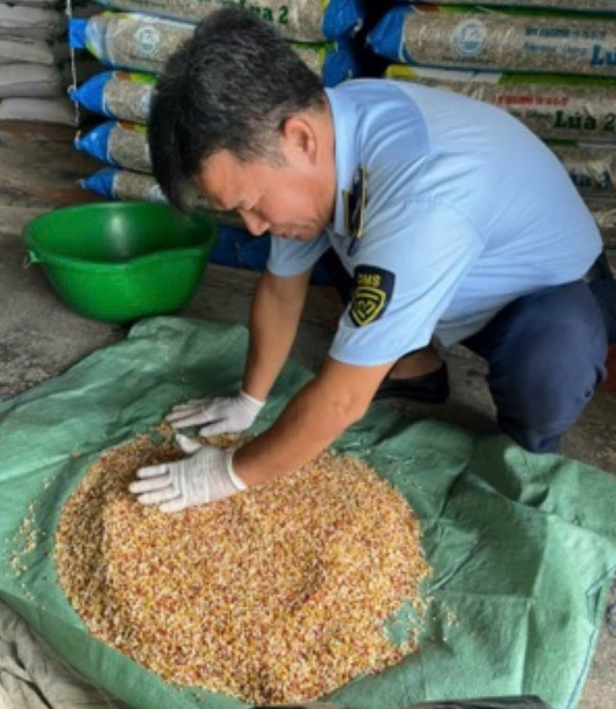 Lực lượng QLTT kiểm tra các sản phẩm phân bón tại cơ sở kinh doanh. (Ảnh: QLTT tỉnh An Giang) Lực lượng QLTT kiểm tra các sản phẩm phân bón tại cơ sở kinh doanh. (Ảnh: QLTT tỉnh An Giang)