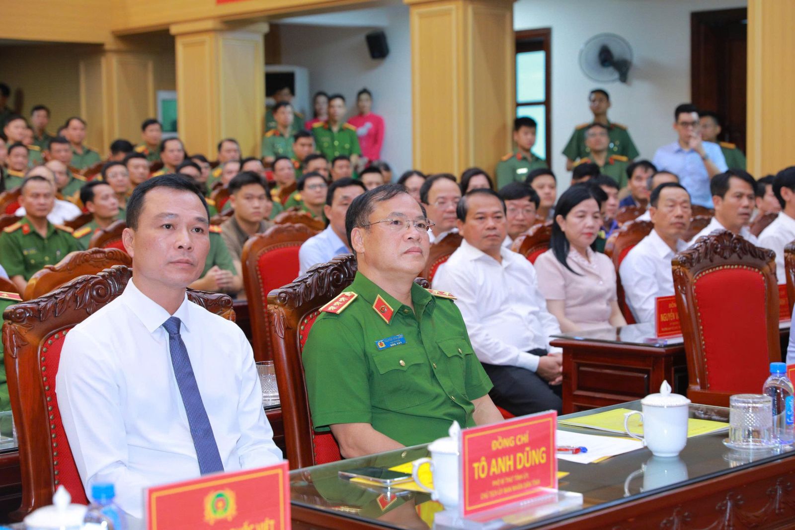 Đồng chí Thứ trưởng Bộ Công an và đồng chí Chủ tịch UBND tỉnh dự Lễ. Đồng chí Thứ trưởng Bộ Công an và đồng chí Chủ tịch UBND tỉnh dự Lễ.