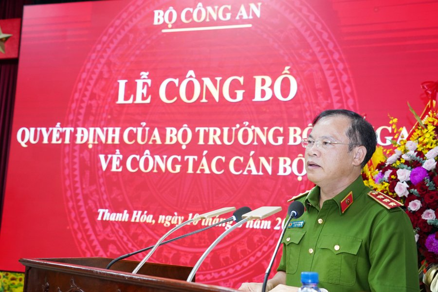 Đồng chí Thứ trưởng Bộ Công an phát biểu giao nhiệm vụ. Đồng chí Thứ trưởng Bộ Công an phát biểu giao nhiệm vụ.