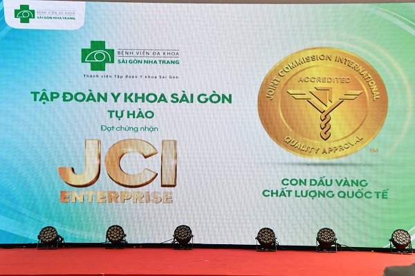 Đại biểu xem video clip giới thiệu về Tập đo&agrave;n y khoa S&agrave;i G&ograve;n