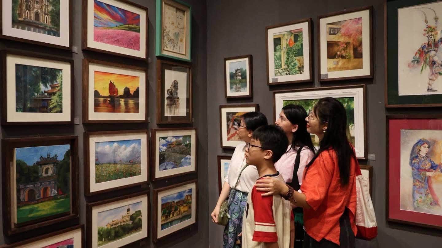 Công chúng tham quan, thưởng lãm các tác phẩm tại triển lãm “Ngàn năm di sản” ở Văn Miếu - Quốc Tử Giám. Công chúng tham quan, thưởng lãm các tác phẩm tại triển lãm “Ngàn năm di sản” ở Văn Miếu - Quốc Tử Giám.