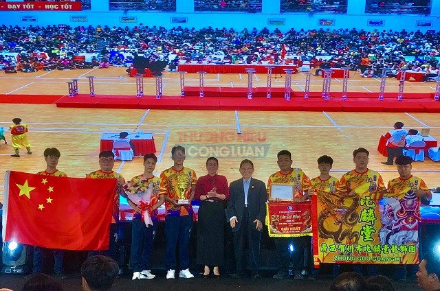 BTC trao giải I nội dung Mai Hoa Thung. Ảnh: VH