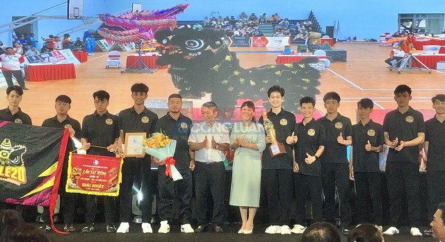 BTC trao giải I nội dung L&acirc;n Địa Bửu. Ảnh: Viết Hiền