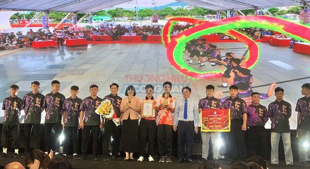 BTC trao giải I nội dung M&uacute;a Rồng Truyền thống. Ảnh: VH