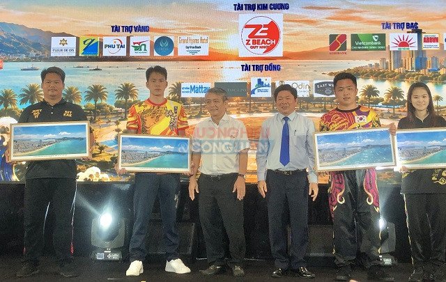 BTC tặng Giấy khen cho đại diện 4 đội L&acirc;n, Sư, Rồng đến từ Malaysia, Th&aacute;i Lan, Trung Quốc, H&agrave;n Quốc. Ảnh: Viết Hiền