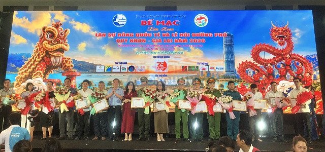 BTC tặng Giấy khen cho c&aacute;c tập thể, c&aacute; nh&acirc;n. Ảnh: VH