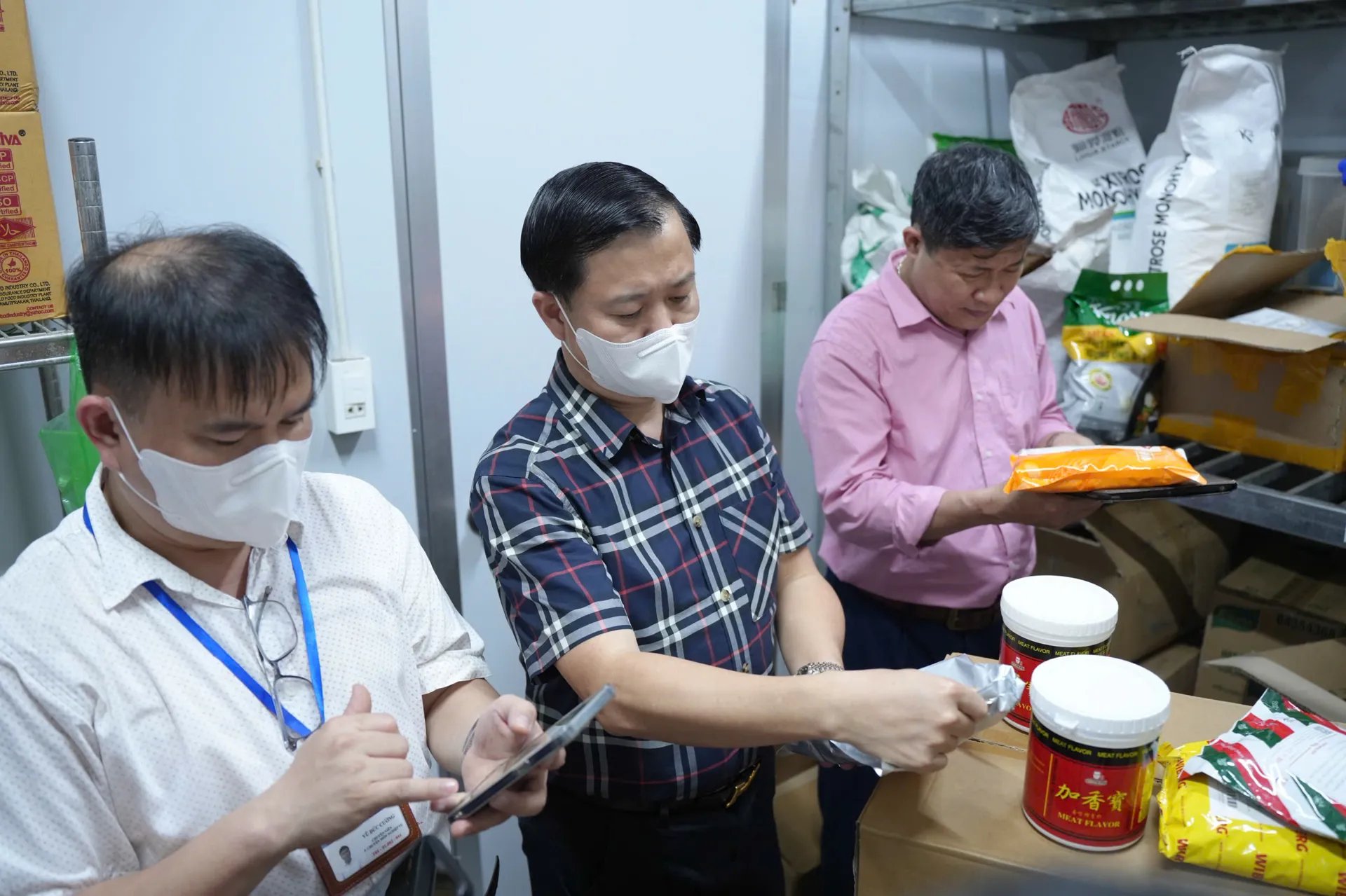 Đo&agrave;n kiểm tra li&ecirc;n ng&agrave;nh c&ocirc;ng t&aacute;c ATTP số 1 của TP. H&agrave; Nội đ&atilde; kiểm tra đột xuất tại C&ocirc;ng ty TNHH Thực phẩm Cuộc sống. Ảnh: ccatvstp.hanoi.gov.vn