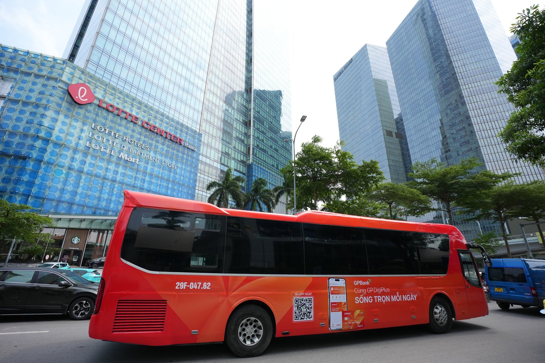 Xe bus mang nhận diện thương hiệu GPBank di chuyển trên các tuyến phố trung tâm của Hà Nội. Xe bus mang nhận diện thương hiệu GPBank di chuyển trên các tuyến phố trung tâm của Hà Nội.