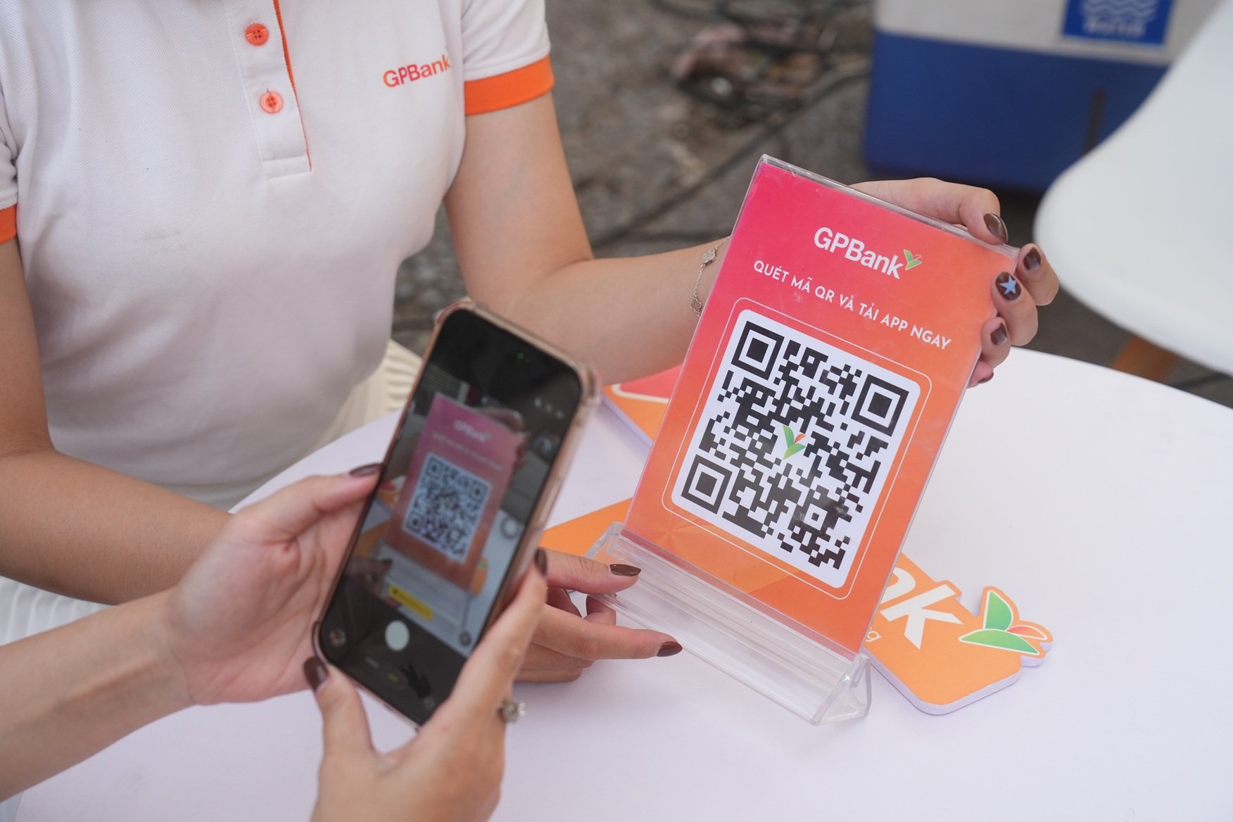 Khách hàng được hướng dẫn mở tài khoản, trải nghiệm ứng dụng GP.DigiPlus. Khách hàng được hướng dẫn mở tài khoản, trải nghiệm ứng dụng GP.DigiPlus.