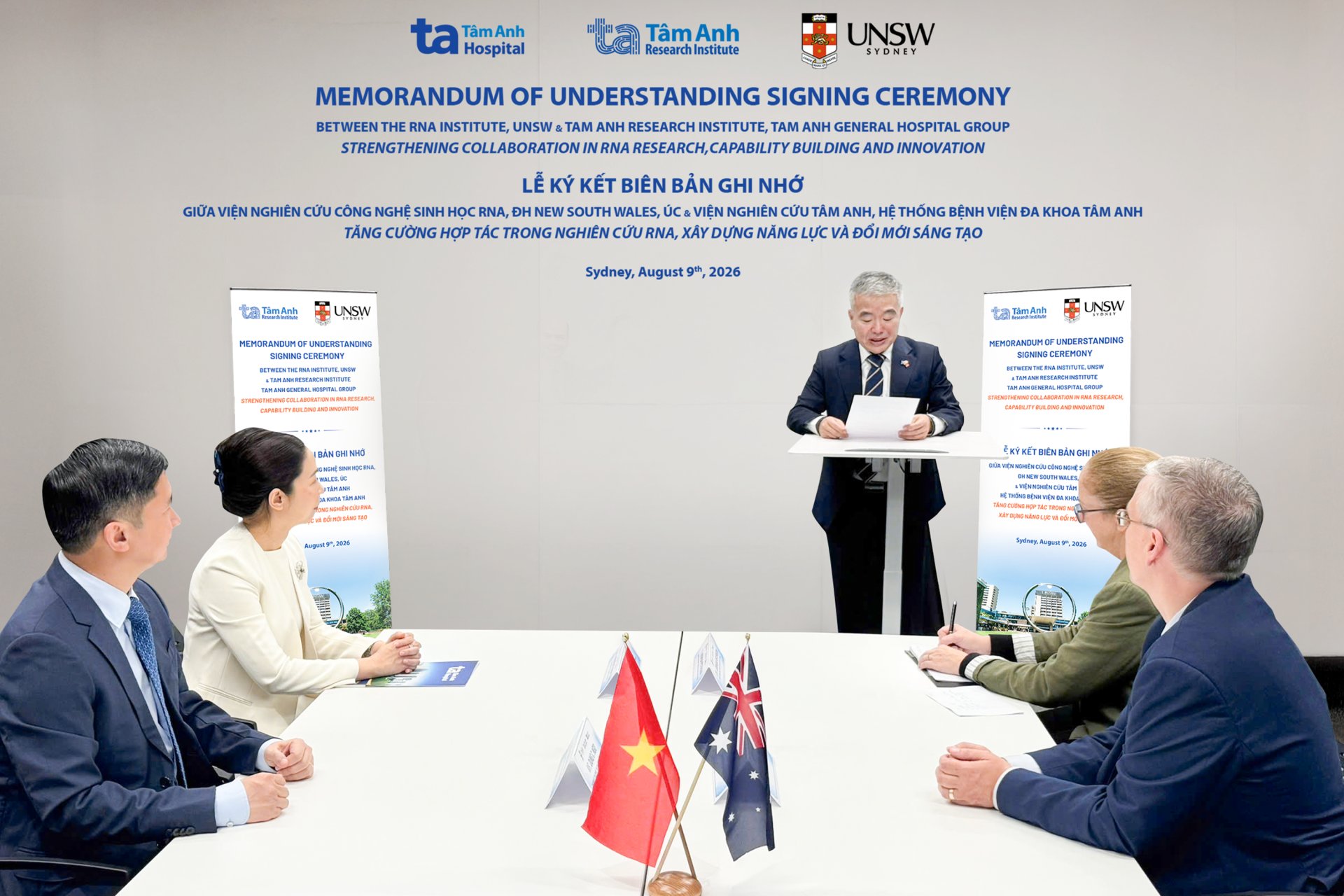 Tổng L&atilde;nh sự Việt Nam tại Sydney Nguyễn Thanh T&ugrave;ng đ&aacute;nh gi&aacute; cao thỏa thuận hợp t&aacute;c giữa Viện Nghi&ecirc;n cứu T&acirc;m Anh v&agrave; Viện RNA UNSW, g&oacute;p phần cụ thể h&oacute;a quan hệ Đối t&aacute;c Chiến lược To&agrave;n diện Việt Nam - Australia. Ảnh: Viện Nghi&ecirc;n cứu T&acirc;m Anh