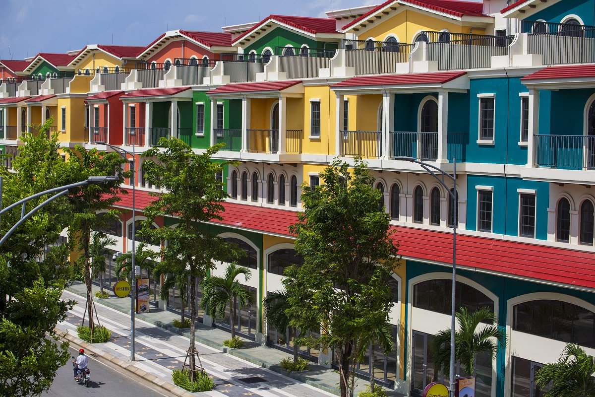 Kiến trúc mang cảm hứng Địa Trung Hải được điều chỉnh phù hợp với khí hậu Nam Bộ. Kiến trúc mang cảm hứng Địa Trung Hải được điều chỉnh phù hợp với khí hậu Nam Bộ.