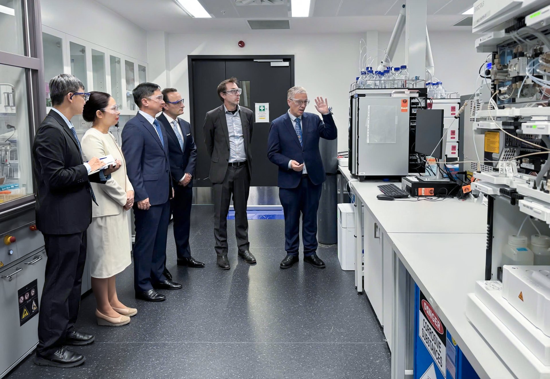 C&aacute;c chuy&ecirc;n gia Viện RNA giới thiệu Ph&ograve;ng Th&iacute; nghiệm v&agrave; Trung t&acirc;m Tiền l&acirc;m s&agrave;ng của Đại học New South Wales (UNSW) nơi đang thực hiện những nghi&ecirc;n cứu y sinh quan trọng để ph&aacute;t triển thuốc, vắc xin thế hệ mới. Ảnh: Viện Nghi&ecirc;n cứu T&acirc;m Anh