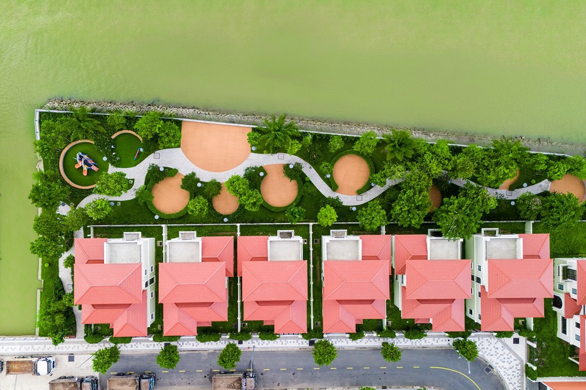 Cảnh quan xanh được tổ chức đan xen cùng mặt nước, tạo nên những khoảng nghỉ giữa lòng đô thị. Cảnh quan xanh được tổ chức đan xen cùng mặt nước, tạo nên những khoảng nghỉ giữa lòng đô thị.