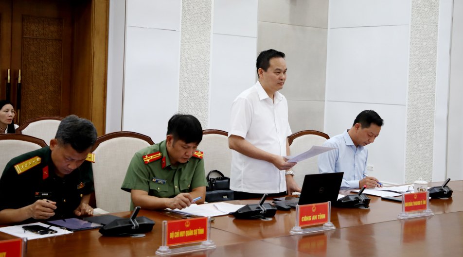 &Ocirc;ng Trương Mạnh H&ugrave;ng, Ph&oacute; Trưởng Ban Quản l&yacute; KKT tỉnh Quảng Ninh, b&aacute;o c&aacute;o tại buổi l&agrave;m việc