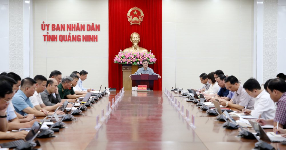 &Ocirc;ng B&ugrave;i Văn Khắng, Ph&oacute; B&iacute; thư Tỉnh ủy, Chủ tịch UBND tỉnh Quảng Ninh ph&aacute;t biểu chỉ đạo tại buổi l&agrave;m việc