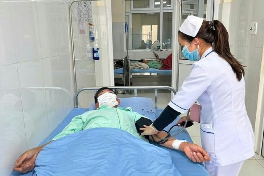 C&aacute;c b&aacute;c sĩ bệnh viện kh&aacute;m cho bệnh nh&acirc;n nghi ngờ ngộ độc sau khi ăn b&aacute;nh m&igrave; ở L&acirc;m Đồng. (Ảnh: Bệnh viện Đa khoa L&acirc;m Đồng)