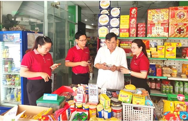 Cán bộ Agribank Chi nhánh Bắc Long An hỗ trợ hộ kinh doanh tại xã An NInh sử dụng mã QR để thanh toán không dùng tiền mặt Cán bộ Agribank Chi nhánh Bắc Long An hỗ trợ hộ kinh doanh tại xã An NInh sử dụng mã QR để thanh toán không dùng tiền mặt